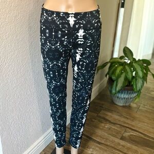 FABLETICS Black & White Patterned Women's High-Waisted Athletic Leggings